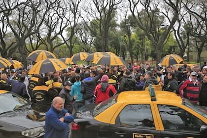 Taxistas marchan contra la aplicación de transporte Uber