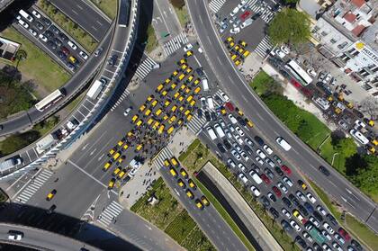 Taxistas protestan contra Uber en avenida 9 de Julio y San Juan