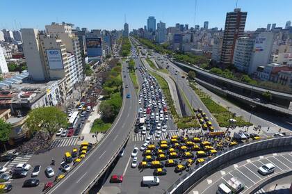 Beat ingresará al mercado en un contexto de tensión entra las plataformas de movilidad y los taxistas