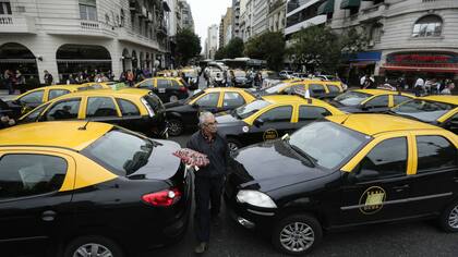 Taxistas realizaron cortes en Capital Federal contra la llegada de Uber
