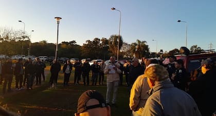 Taxistas, remiseros y transportistas se reunieron en la rotonda y marcharon a la cabecera del Tancredo Neves para entregar una carta con sugerencias para agilizar el paso