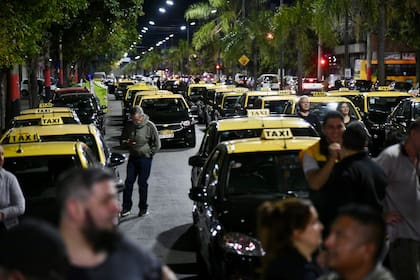 Taxistas suspendieron ayer el servicio nocturno en Rosario para reclamar justicia y mayor presencia policial en las calles 