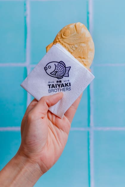 Tayaki Brothers imita la típica escena de un callejón japonés, donde allí se puede probar una de las comidas más tradicionales de Japón: el taiyaki