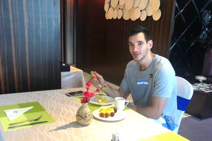 Tayavek Gallizzi, uno de los jugadores, durante una comida en China.