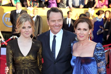 Taylor Dearden, Bryan Cranston y Robin Dearden en la alfombra roja