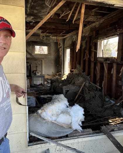 Taylor entró por la puerta de seguridad de la casa que estaba en llamas.