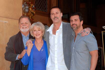 Taylor Hackford, su esposa Helen Mirren, y los hijos del director, Rio y su hermano Alexander, en una ceremonia en Los Ángeles, en 2013