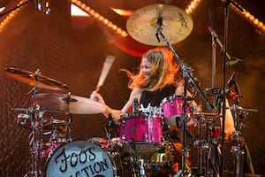 La extraordinaria carrera de Taylor Hawkins, el baterista de Foo Fighters que murió a los 50 años