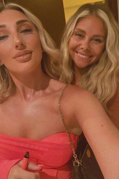 Taylor Jane Wilkey y Phoebe Robb durmieron con Andy Carroll en su despedida de soltero pero, según la primera de las mujeres, en la cama "no pasó nada"