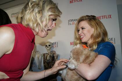 Taylor Schilling y Natasha Lyonne en la Orange Con