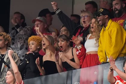 Taylor Swift alienta a los Kansas City Chiefs, el equipo en el que juega su novio Tracis Kelce. (AP Photo/Frank Franklin II)