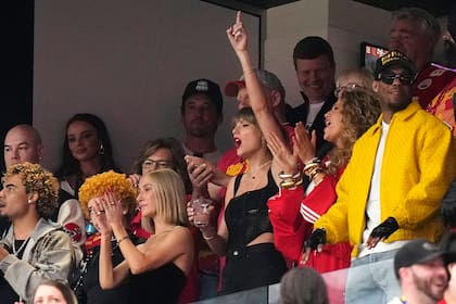 Taylor Swift alienta a los Kansas City Chiefs, el equipo en el que juega su novio Tracis Kelce. (AP Photo/Frank Franklin II)