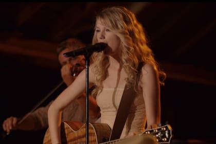 Taylor Swift apareció en la película de Hannah Montana; interpretó la canción "Crazier" y escribió “You’ll Always Find Your Way Back Home”