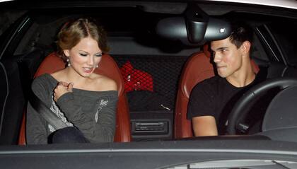 Taylor Swift arriba de un Porsche 911 Turbo con Taylor Lautner