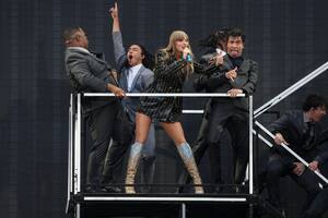 Taylor Swift canta en el estadio de Wembley, parte de su gira Eras Tour.