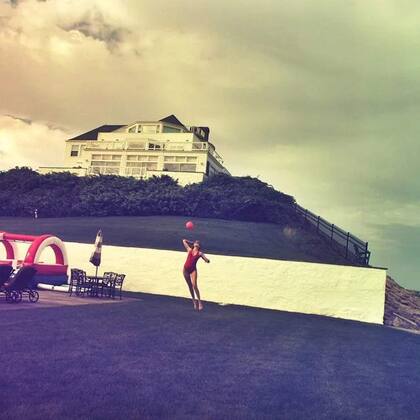 Taylor Swift, captada por su amiga Gigi Hadid con su casa de fondo