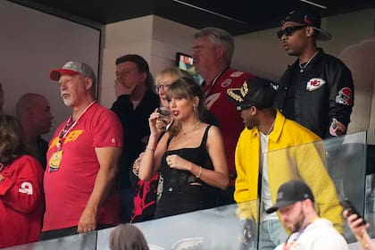 Taylor Swift, centro, observa el campo antes del partido de fútbol americano Super Bowl 58 de la NFL entre 49ers de San Francisco y Chiefs de Kansas City, el domingo 11 de febrero de 2024, en Las Vegas