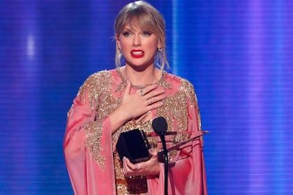 Taylor Swift, con uno de los premios que recibió durante los American Music Awards