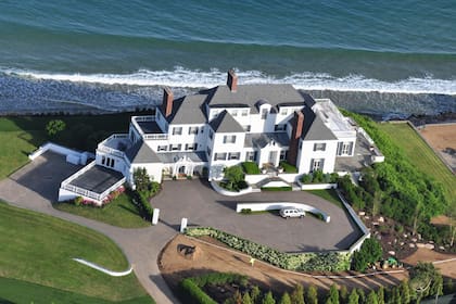 Taylor Swift cuenta con una casa histórica en Rhode Island, conocida como High Watch y emplazada junto al mar