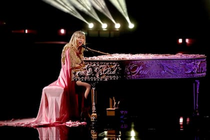 Taylor Swift, brilló sobre el escenario con su interpretación de "Love Story" al ritmo del piano