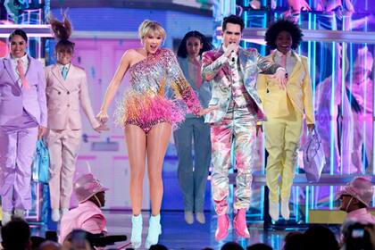 Taylor Swift fue la encargada de abrir la ceremonia, acompañada por Brendon Urie de Panic! At The Disco