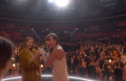 Taylor Swift ha sido criticada por ignorar a Celine Dion al recibir su premio en los Grammy 2024
