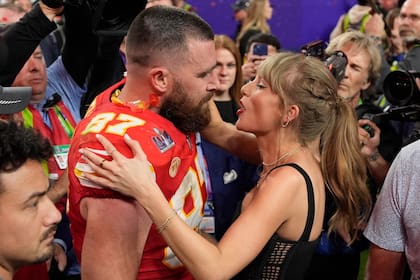 Taylor Swift junto a su novio Travis Kelce en el Super Bowl 58 de la NFL