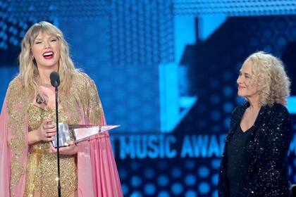 Taylor Swift, la artista de la década, le agradeció a Carole King, quien le entregó otro premio durante la noche