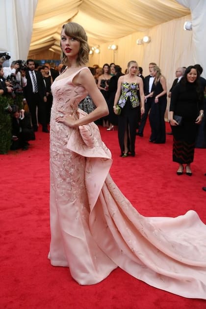 Taylor Swift lució un vestido rosa pastel con la espalda abierta en los Met Gala 2014