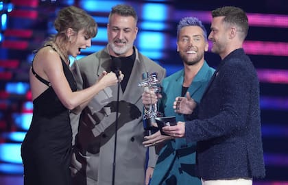 Taylor Swift recibe su premio en la categoría a mejor canción por "Anti-Hero" de manos de los exintegrantes de la banda
