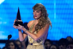 Taylor Swift recibió el premio al artista del año en los American Music Awards en noviembre de este año.
