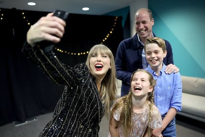 Taylor Swift se saca una selfie con William y sus hijos Guillermo y Charlotte