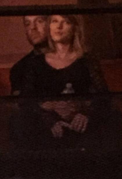 Taylor Swift y Calvin Harris, mirando un show