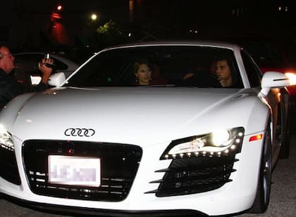 Taylor Swift y Taylor Lautner arriba de un Audi R8 blanco.