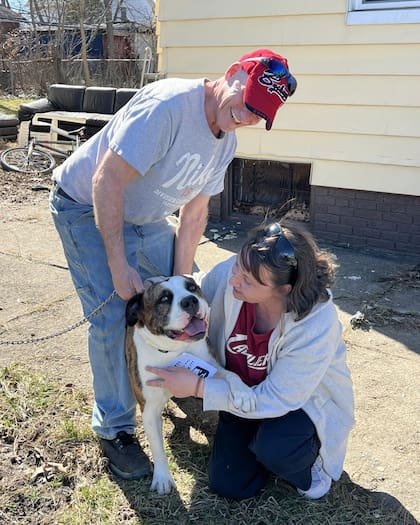 Taylor y Ace junto a la mujer que salvaron.