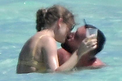 Taylor y Travis, ambos de 34 años de edad, se conocieron luego de que el deportista compartiera en su podcast New Heights cómo intentó, sin éxito, darle su número de teléfono a la cantante en uno de sus conciertos de The Eras Tour, en Missouri