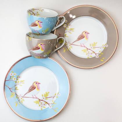 Tazas de té y platos de postre (Pick a Plate, $ 940 y $ 560 c/u).