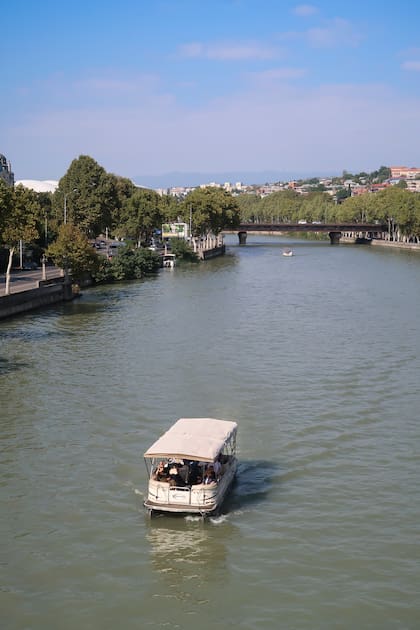 Tbilisi es la capital y la ciudad más grande de Georgia que se encuentra a orillas del río Kura