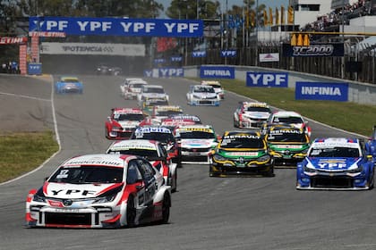 Matías Rossi (Toyota Corolla) encabeza el pelotón en el autódromo Oscar y Juan Gálvez, de Buenos Aires; el Misil es el puntero del campeonato y el sábado intentará firmar su primer éxito en una carrera nocturna