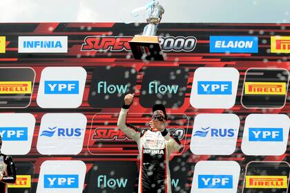 Por el aire: Matías Rossi lanza la copa del campeón y desata el festejo de Toyota Gazoo Racing Argentina; es la quinta corona del Misil, entre Súper TC2000 y TC2000