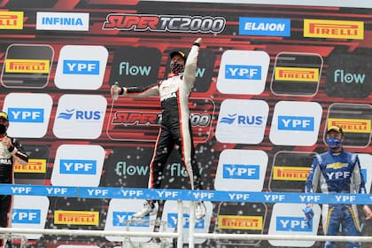 El gran salto: Matías Rossi festeja en el podio la conquista del título; su compañero Julián Santero y Agustín Canapino, el ganador del Gran Premio Coronación, acompañan