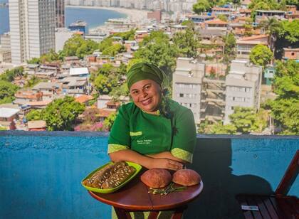 Tchelly, en el Morro da Babilonia, con algunos de los platos que ense?a en Favela Orgánica