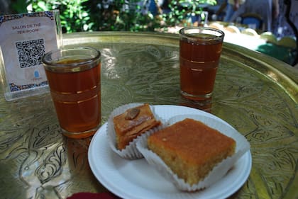 Té a la menta y dulces de baklava en el restaurante de la Gran Mezquita.