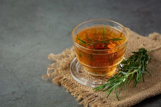 Té de clavo de olor y laurel: qué se sabe sobre sus beneficios en la salud