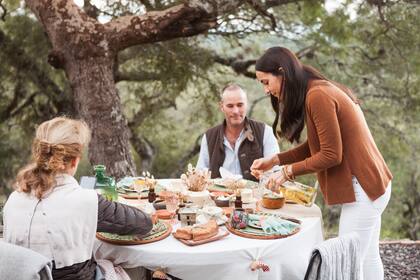 Té en el parque de la casa de François de Grossouvre y Sofía Paz, su mujer.