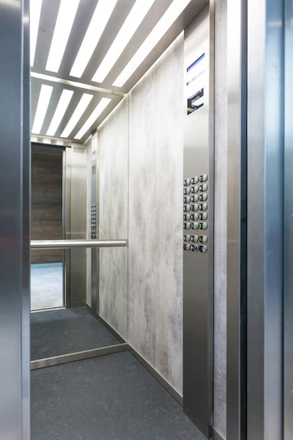 ¿Te fijaste en que casi todos los ascensores tienen espejo?