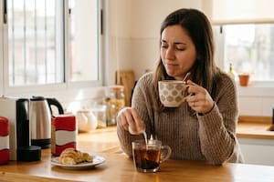 ¿Café o té? La ciencia revela cuál es el mejor "combustible" para tu cerebro
