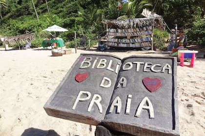 ¿Te olvidaste el libro en el hotel? No te preocupes, en la playa hay biblioteca propia