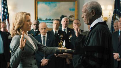 Téa Leoni en Madam Secretary (junto a Morgan Freeman como el presidente de la Corte Suprema); en la serie, que aún no se estrenó en nuestro país, es la secretaria de Estado