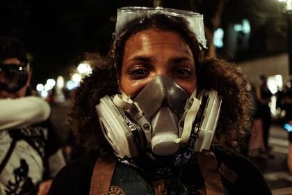 Teal Lindseth durante las protestas contra oficiales federales en Portland, Oregon, el martes 21 de julio de 2020